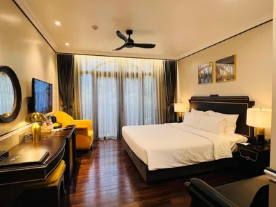 Suite mit Stadtblick — Hotel du Monde Art